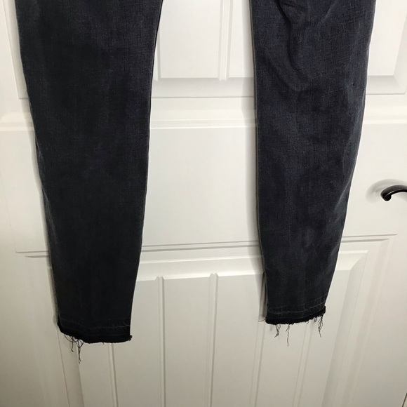 Good American Good Curve Crop Jeans in Black 075. - Picture 10 of 12